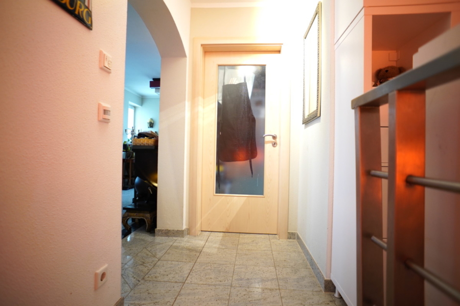 1. OG mit Zugang zur Garderobe, zum Gäste WC, zur Küche und dem Wohnzimmer