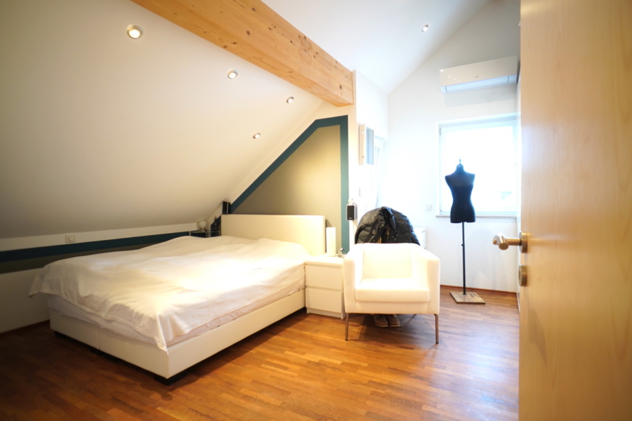 Schlafzimmer im Dachgeschoss mit Klimaanlage