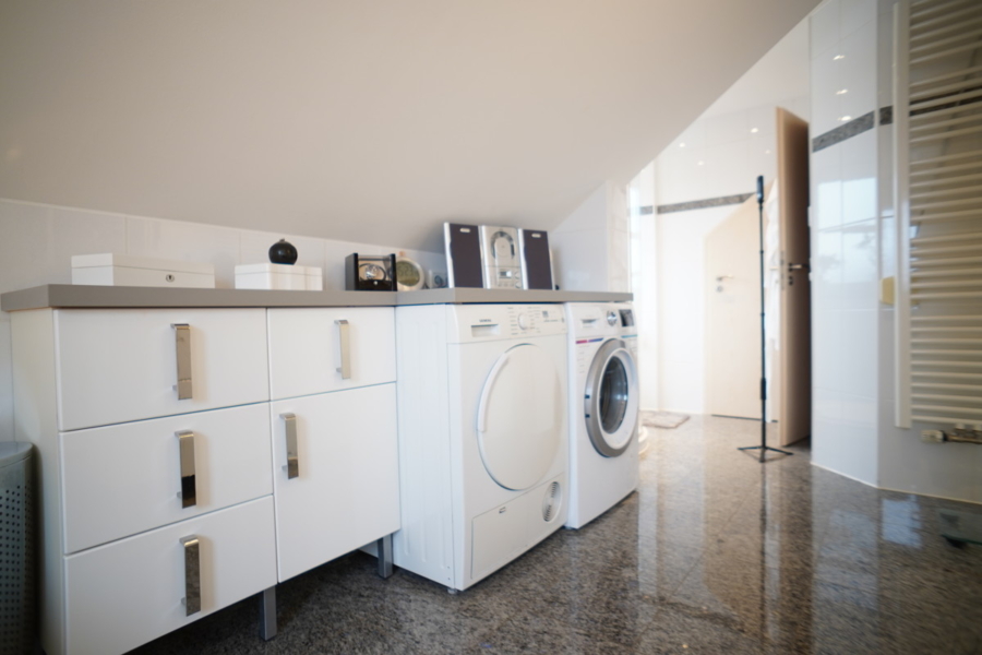 Badezimmer mit integrierter Waschmaschine und Trockner