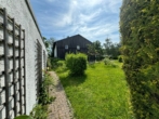 Weg von der Garage zum Haus - Ein Ort der Ruhe im idyllischen Ottobrunn