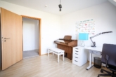 Büro / Kinderzimmer Unten - Bezugsfrei! Maisonette mit ausgebautem Dachstudio – 162 m² Wohnfläche