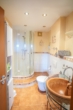 Badezimmer Unten - Bezugsfrei! Maisonette mit ausgebautem Dachstudio – 162 m² Wohnfläche