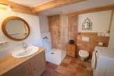 Badezimmer des vorderen Hauses EG - Bauernhof mit Wohnbebauung, Pferdestall und angrenzender Koppel auf großzügigem Grundstück 9716 qm