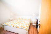 Schlafzimmer - Gemütliche, lichtdurchflutete 3-Zimmer-Dachgeschosswohnung!