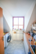 Küche mit Waschmaschinenanschluss - Gemütliche, lichtdurchflutete 3-Zimmer-Dachgeschosswohnung!